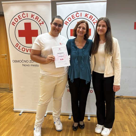 Naj prostovoljec Lukas in lanska naj prostovoljka Manca z mentoricoVoditelja David in Iza, foto: Suzana Krvavica in Petra Šinkovec z OZRKS NM