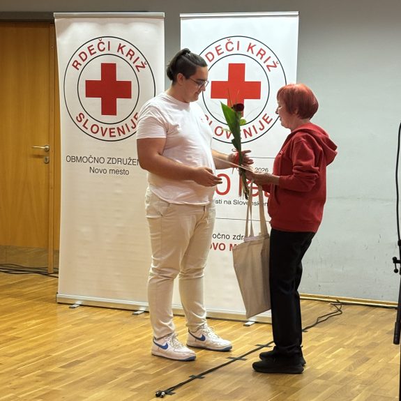 Priznanje naj prostovoljcu Lukasu Brljavcu podelila predsednica OZRKSNM Danica Novak MalnarVoditelja David in Iza, foto: Suzana Krvavica in Petra Šinkovec z OZRKS NM