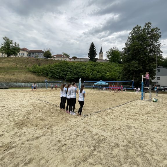 Dijakinje na področnem tekmovanju v odbojki na mivki, foto: Janja Oklešen