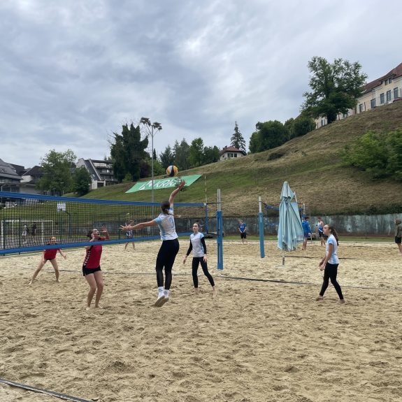 Dijakinje na področnem tekmovanju v odbojki na mivki, foto: Janja Oklešen
