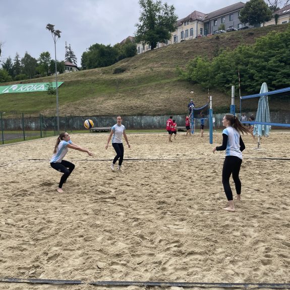 Dijakinje na področnem tekmovanju v odbojki na mivki, foto: Janja Oklešen