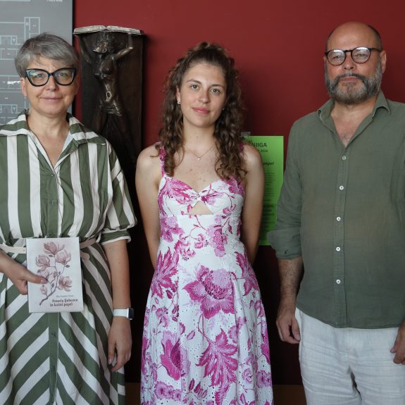 Ela Goričar Nose z ravnateljico in mentorjem, foto: Eva Podkrižnik