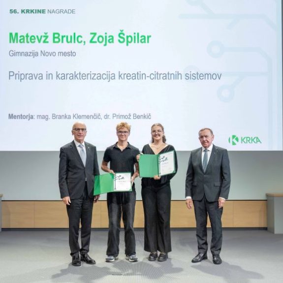Prejemnika nagrade Matevž Brulc in Zoja Špiler z dr. Alešem Rotarjem in Jožetom Colaričem, foto: Arhiv Krka d. d.