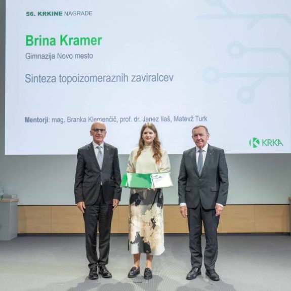 Prejemnica nagrade Brina Kramer z dr. Alešem Rotarjem in Jožetom Colaričem, foto: Arhiv Krka d. d.