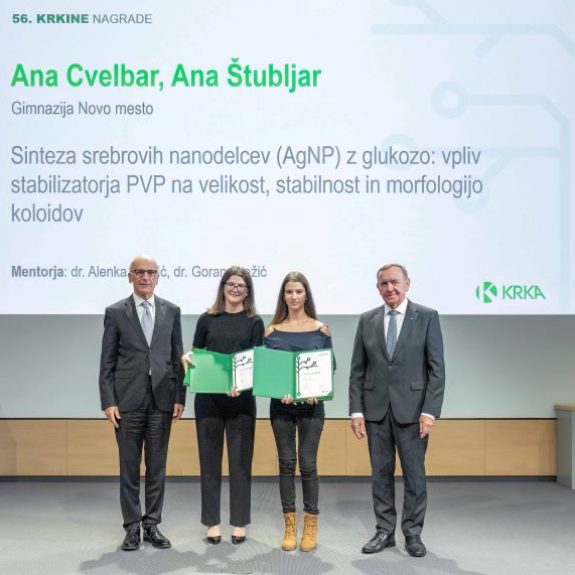 Prejemnici nagrade Ana Cvelbar in Ana Štubljar z dr. Alešem Rotarjem in Jožetom Colaričem, foto: Arhiv Krka d. d.