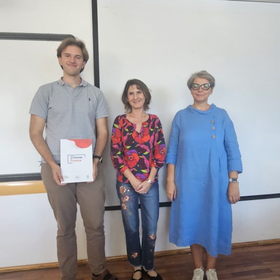 Prejemnik jezikovne diplome DELF z ravnateljico in profesorico francoščine, foto: Vasja Jakše