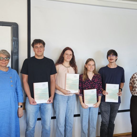 Prejemniki jezikovnih diplom DSD2 z ravnateljico in svetovalko za nemški jezik v Sloveniji, Andreo Rückert, foto: Vasja Jakše