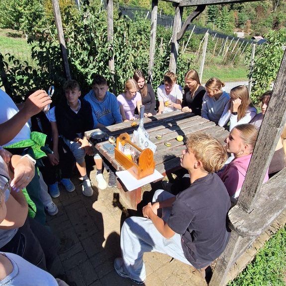 Dijaki ITS-a Zdrav življenjski slog v sadovnjaku, foto: Alenka Dražić
